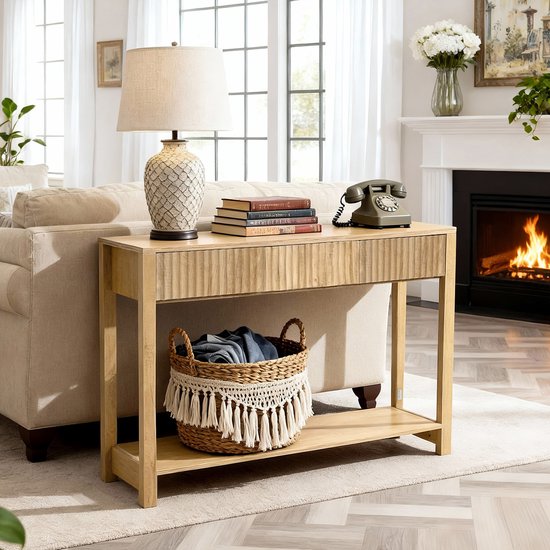 Lichtbruine console met ribbelpatroon ladefront, open onderplank met mand.
