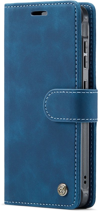 Gesloten donkerblauwe book case met magneetsluiting en stiksels.