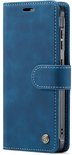 Gesloten donkerblauwe book case met magneetsluiting en stiksels.