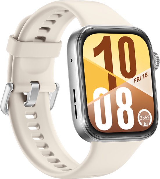 Smartwatch met crème-kleurige band en een vierkant scherm met de tijd 10:08 en datum FRI 18.