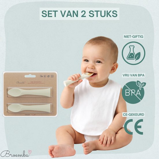 Bébé avec bavoir et cuillère dans la bouche, avec emballage de deux cuillères.