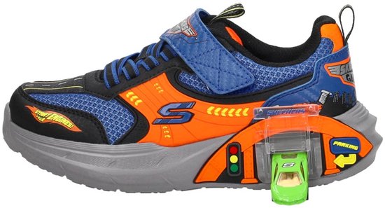 Blauwe sneaker met oranje zijkanten, verkeerslicht-detail en een groene speelgoedauto.