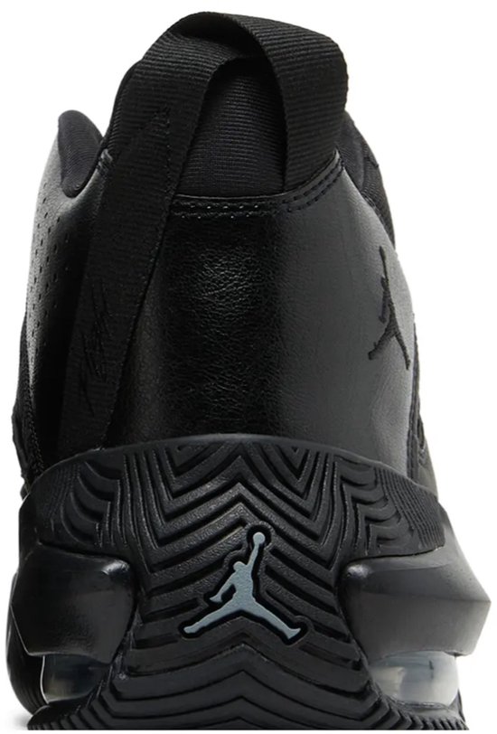 Close-up van de achterkant van een zwarte Jordan sneaker met Air Jordan logo op de hiel en zool.