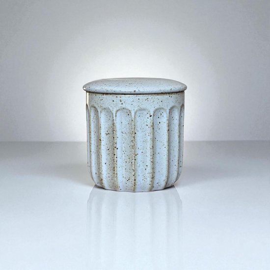 Foto: Handgemaakte ovenschaal voor boter ideaal voor boter op het aanrecht