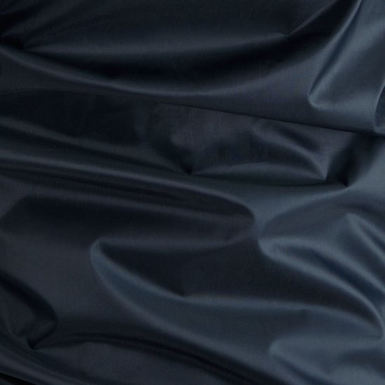 Detail van de donkerblauwe, waterdichte stof van een jas.