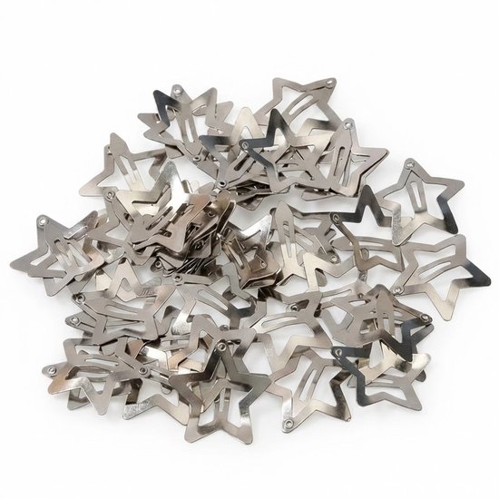 Stapel zilverkleurige, open ster haarclips op een witte achtergrond.