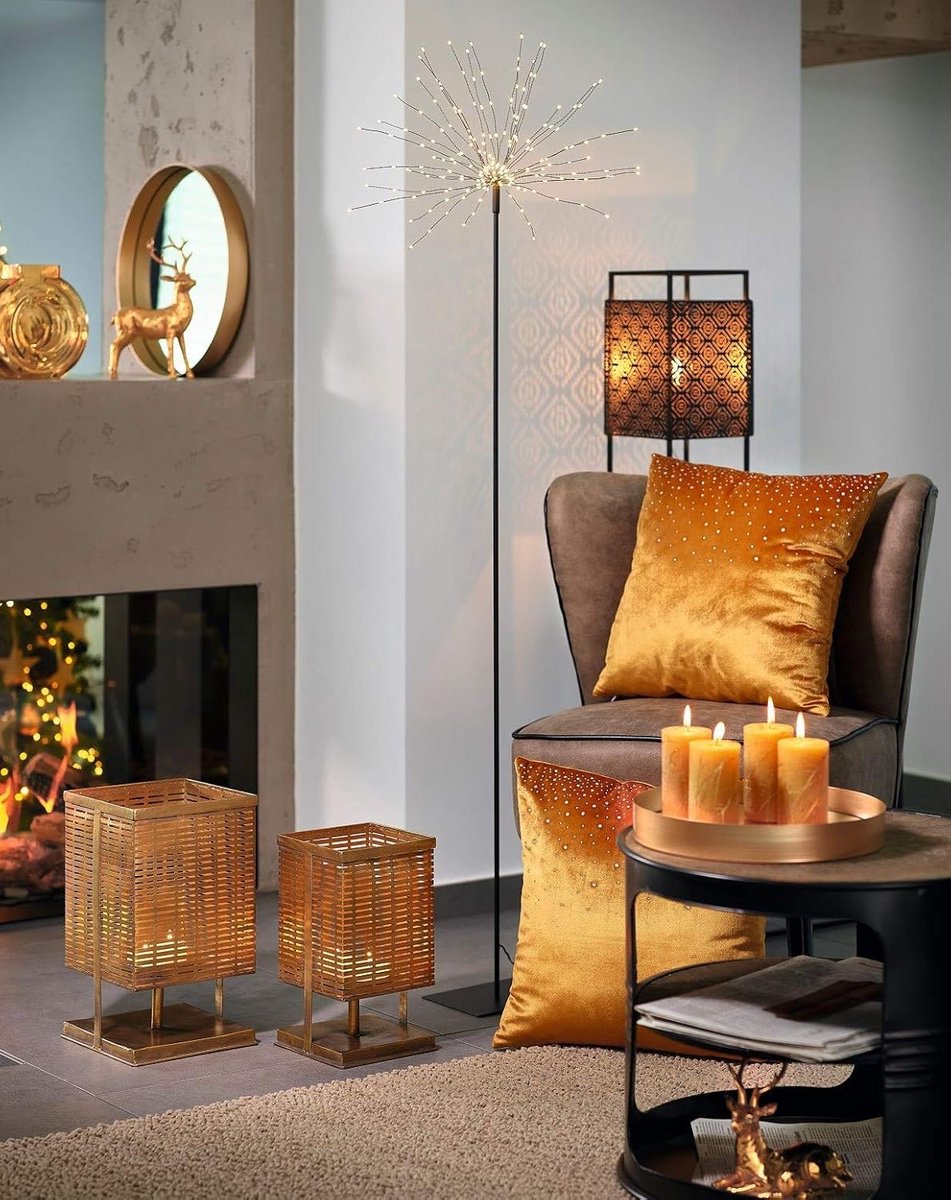 Set van 2 Rustieke Stompkaarsen Mosterd met Gouden Patroon - 11cm - Ideaal voor Adventskrans en Kerstdecoratie