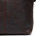 Donkerbruine leren schoudertas met zichtbaar stiksel. De merknaam 'The Chesterfield Brand' staat subtiel op de voorkant.