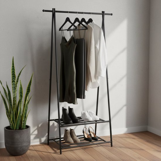 Zwart kledingrek met twee schoenenplanken, met kleding en schoenen.