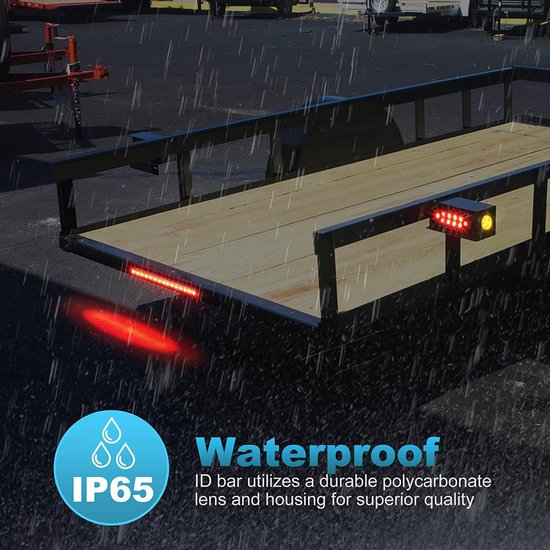 Een rode LED-aanhangerslichtbalk die is ingeschakeld tijdens regen, met een IP65-waterdichtheidslogo.