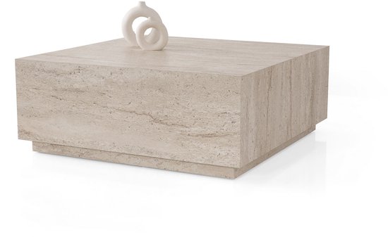 Blokvormige salontafel van lichtbeige travertijn met een subtiel streepjespatroon en twee witte, ronde vazen.