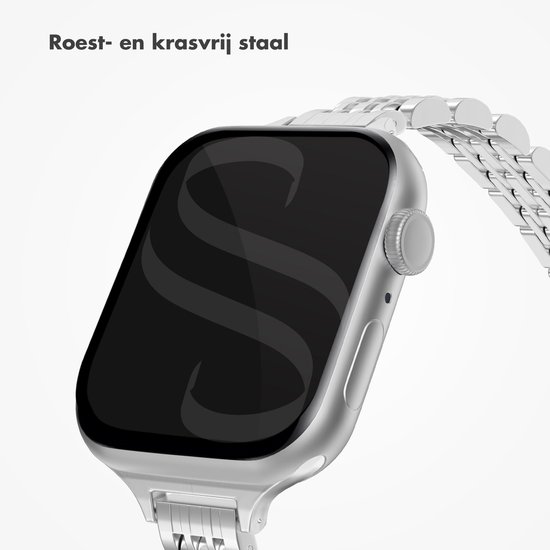 Close-up van een zilverkleurig stalen schakelbandje voor Apple Watch, met de tekst 'Roest- en krasvrij staal'.