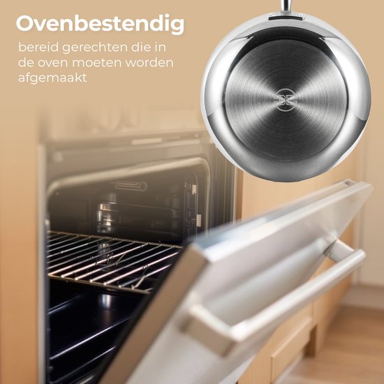 Een zilverkleurige pan wordt in een open oven geschoven. De pan is ovenbestendig.