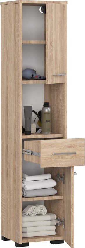 Houten badkamer kolomkast met open lades en deuren, gevuld met handdoeken en toiletartikelen.
