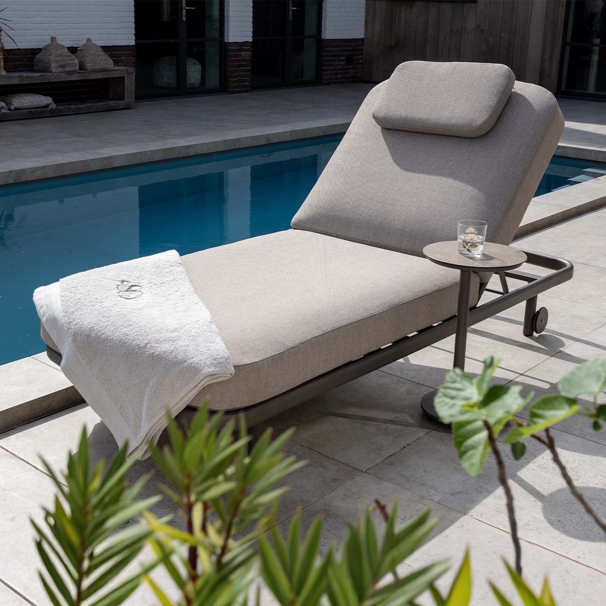 4 Seasons Outdoor Milano bain de soleil avec coussin et appui-tête - terre