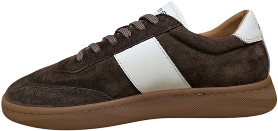Zijaanzicht van bruine suède sneakers met een witte streep, witte veters en bruine zool.