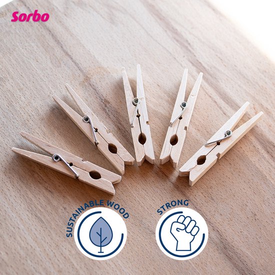 Vijf Sorbo houten wasknijpers op een houten ondergrond. Met iconen 'Sustainable Wood' en 'Strong'.