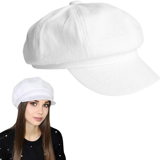 Witte baret met klep, getoond op een vrouw en ook los, op witte achtergrond.