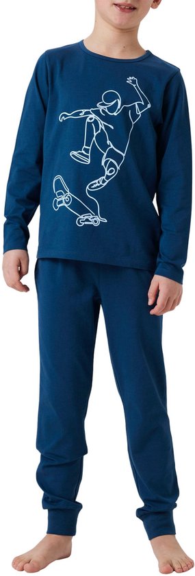 Garçon portant un pyjama bleu foncé à manches longues avec un imprimé de garçon faisant du skateboard en blanc.
