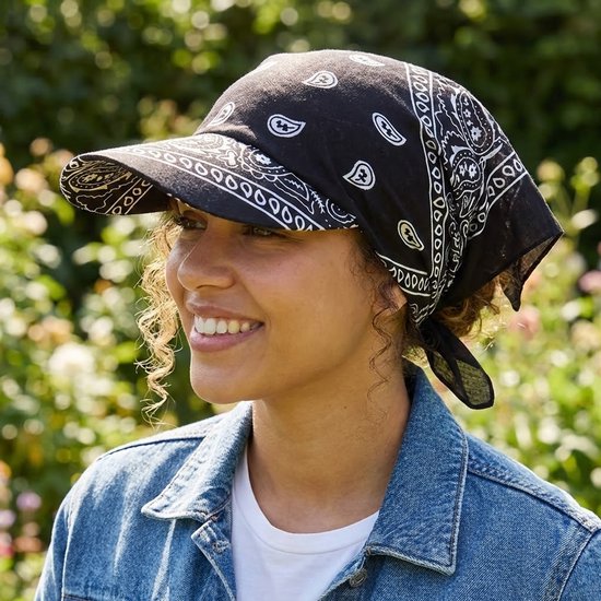 Zwarte bandana met klep – unisex bandana cap met paisley print