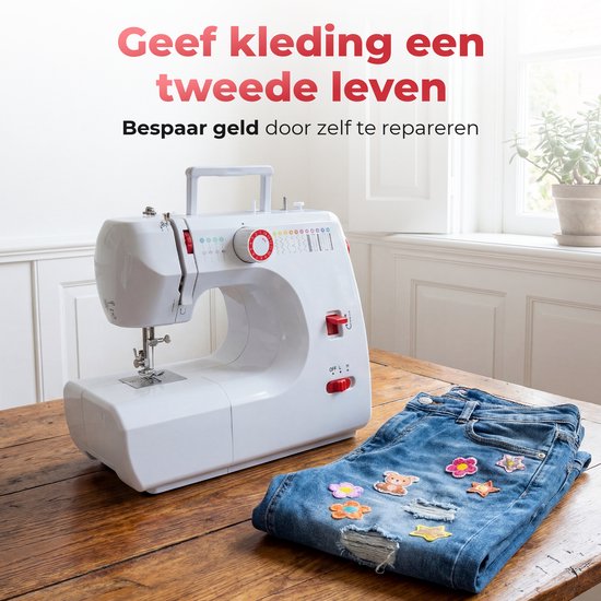 Witte naaimachine naast een jeans met vrolijke geborduurde applicaties.