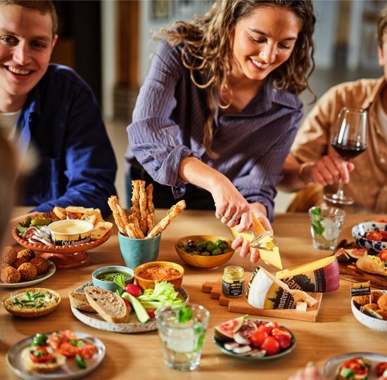 Old Amsterdam Fan Box – Luxe Kaaspakket met 5 Kazen, Kaasplank & Chutneys – Cadeaupakket Eten en Drinken
