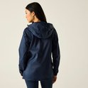 Vrouw met donker haar, van achteren gezien, in een donkerblauwe, waterdichte jas met capuchon.