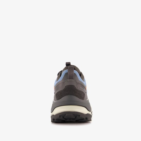 Achterkant van een blauw-grijze wandelschoen met oranje en grijze details en een stevige zool.