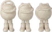 Drie beige polyresin kikkers met laarsjes. Eén draagt een mandje, twee bedekken hun mond of ogen.