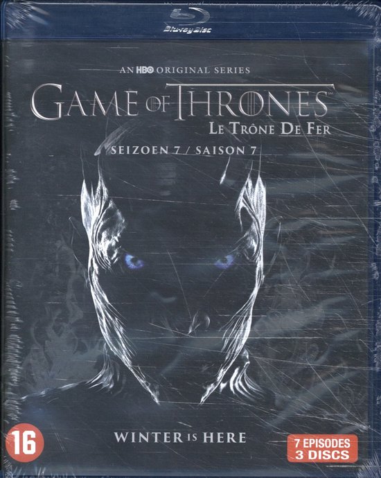 Een white walker met blauwe ogen, met rook eromheen. Game of Thrones Blu-ray, Seizoen 7.