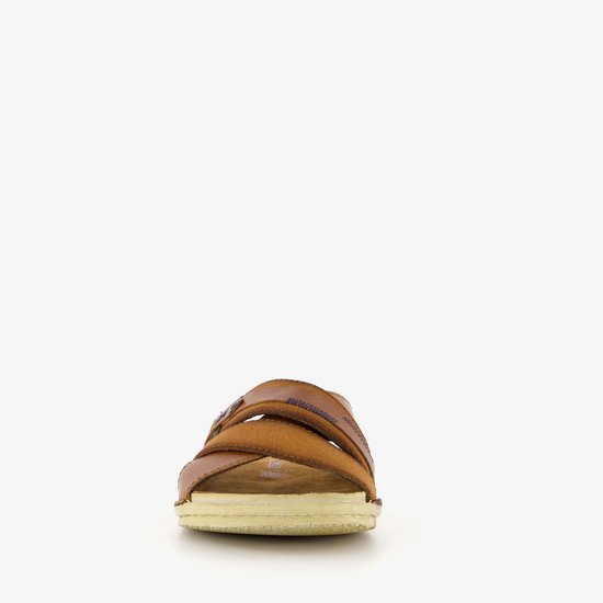 Voorkant bruine leren slipper met gekruiste banden en textiel details.