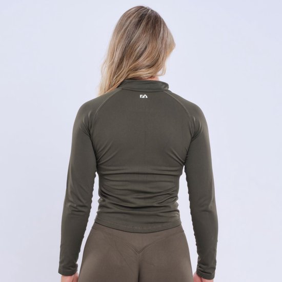 Achterkant van donkergroen sportvest met rits, gedragen met bijpassende legging.