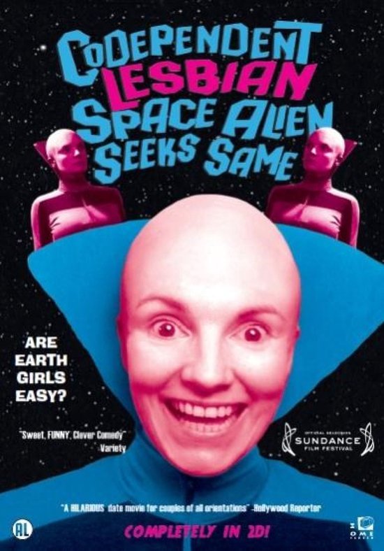 Codependent Lesbian Space Alien Seeks Same filmposter. Een vrouw met een kaal hoofd en een blauwe kraag lacht, twee paarse aliens met puntige oren staan achter haar.