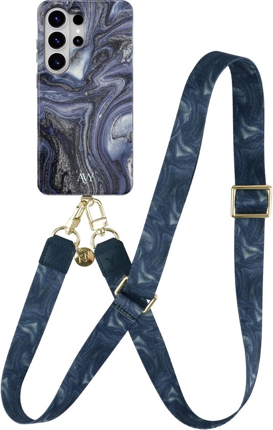 Telefoonhoesje en koord met marmerprint in donkerblauw en zilver, met gouden hardware.