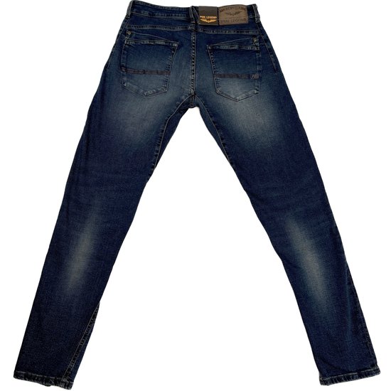 Achterkant van een donkerblauwe jeans in regular fit met lichte wassing en het PME Legend logo op de achterkant.