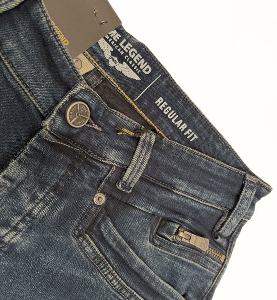 Detail van de tailleband van een regular fit jeans, met knoop, rits, en "PME LEGEND AMERICAN CLASSIC" label.