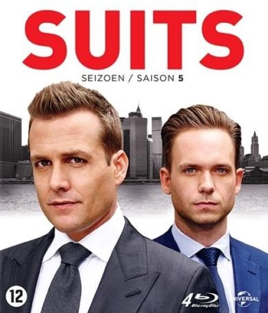 Suits Seizoen 5 Blu-ray met Harvey Specter en Mike Ross in pakken op de voorgrond, met een stadsgezicht op de achtergrond.