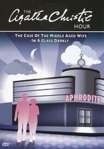 DVD hoes: The Agatha Christie Hour - The Case of the Middle Aged Wife - In a Glass Darkly. Met gestileerde figuren van een koppel voor het Aphrodite-gebouw onder een halve maan.
