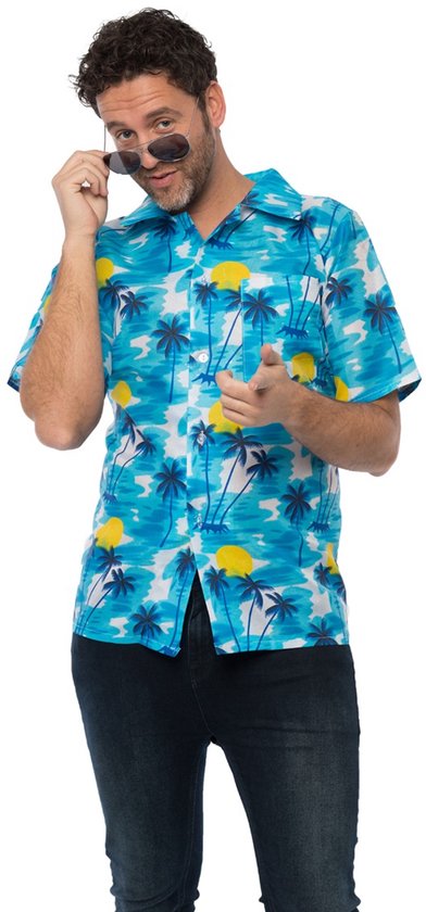 Man met zonnebril en blauw Hawaii-shirt met palmbomen en zonsondergangprint. Drukknoopsluiting.