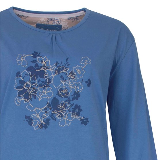 Close-up van een blauw nachthemd met lange mouwen en een gedetailleerde bloemenprint in donker- en lichtblauw.