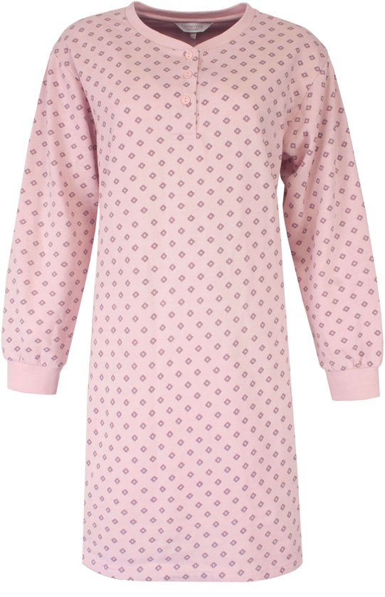 Roze nachtjapon met lange mouwen en een all-over ruitpatroon. De nachtjapon heeft een knoopsluiting aan de hals.