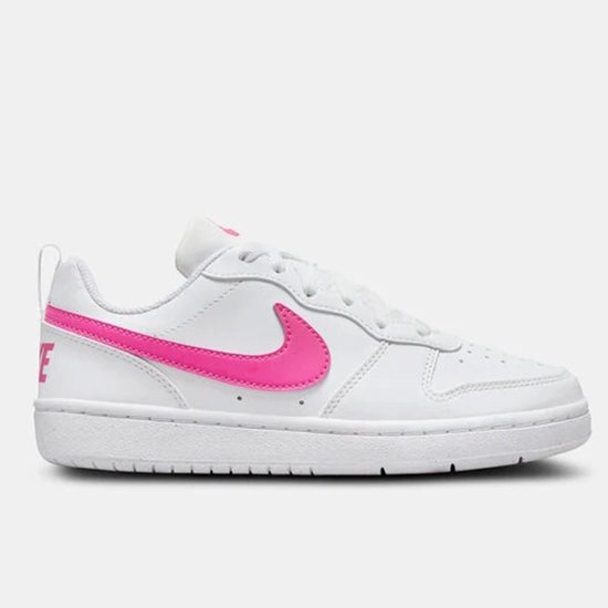Witte Nike sneaker met roze Nike logo op de zijkant en roze tekst 'NIKE' op de hak.