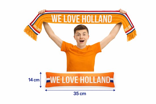 Jonge man in oranje shirt houdt een 'WE LOVE HOLLAND' sjaal omhoog.