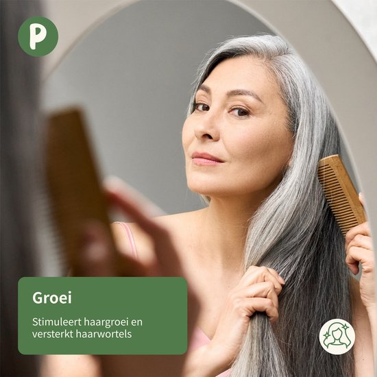 Vrouw met grijs haar in spiegel, kamt haar haar. "Groei".