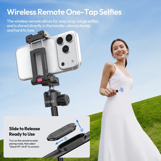 Vrouw met witte jurk houdt Bluetooth afstandsbediening vast. Een iPhone is gemonteerd op de Ulanzi selfiestick.