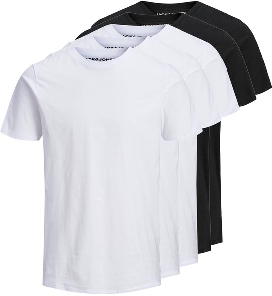 Vijf T-shirts in het zwart en wit, opgestapeld.