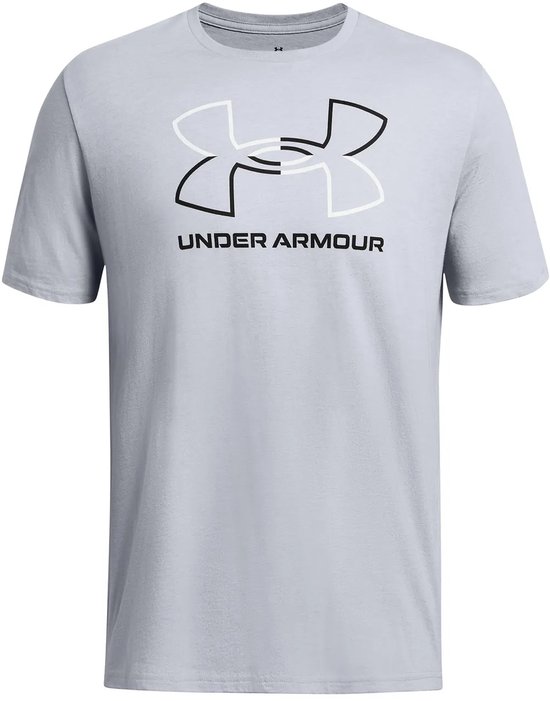 Lichtgrijs Under Armour sportshirt met een zwart-witte logo print op de borst en de tekst 'UNDER ARMOUR'.