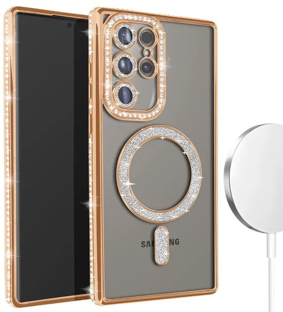Coque dorée avec strass et chargeur magnétique à côté d'un smartphone.