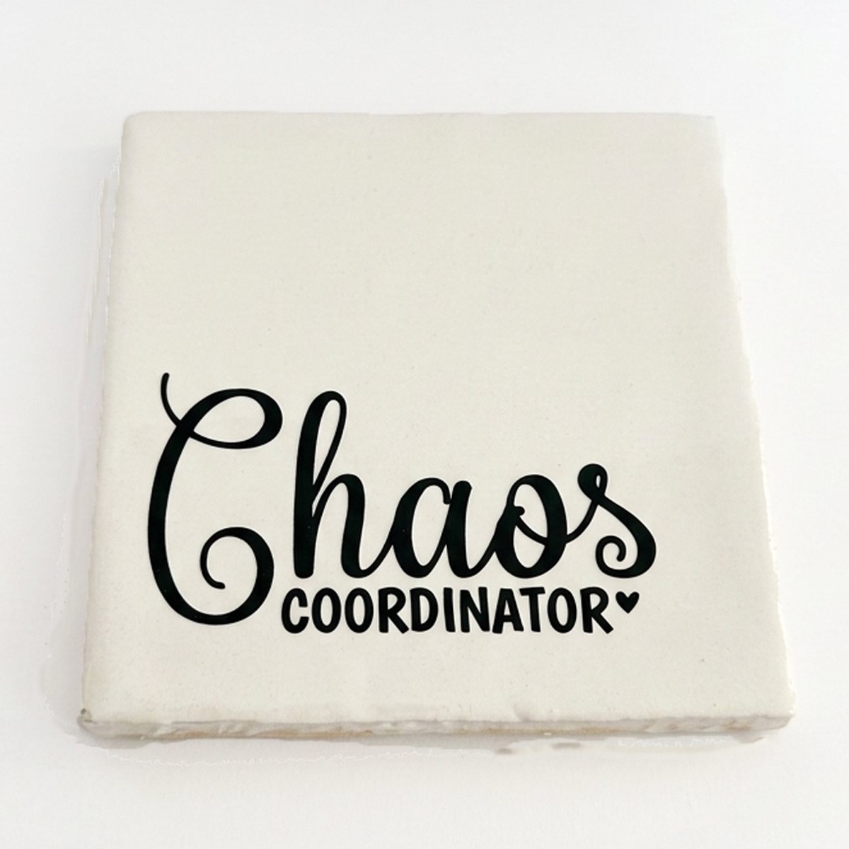 Snoes Spreuktegel - Chaos Coordinator - Spaans Handvorm Tegeltje 10x10 cm - Incl. Plakhaakje - Wit/Zwart - Handgemaakt Cadeau