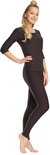 Vrouw in een bruine 3/4 mouw top en legging, staand in profiel.